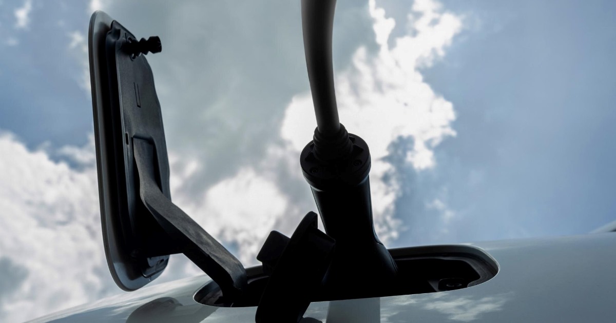 Órgão regulador do estado acolheu recomendação disciplinar contra a montadora de Elon Musk.