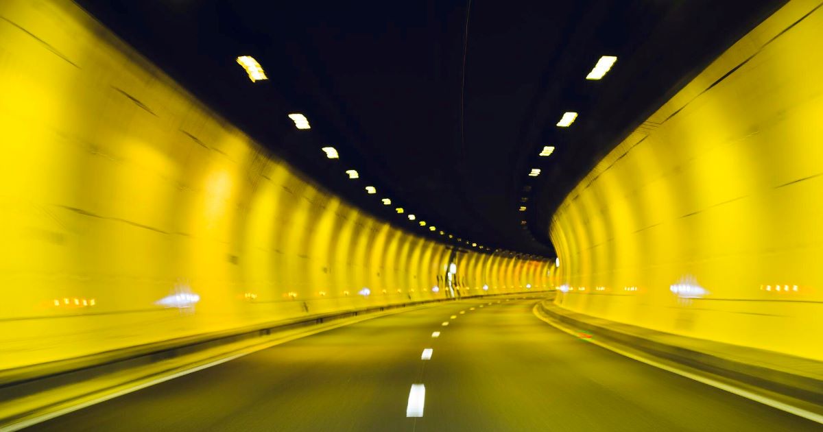 O Túnel Submarino de Jintang foi projetado para conectar Ningbo às Ilhas Zhoushan, com 16,18 km de extensão total e 11,21 km sob o leito marinho.