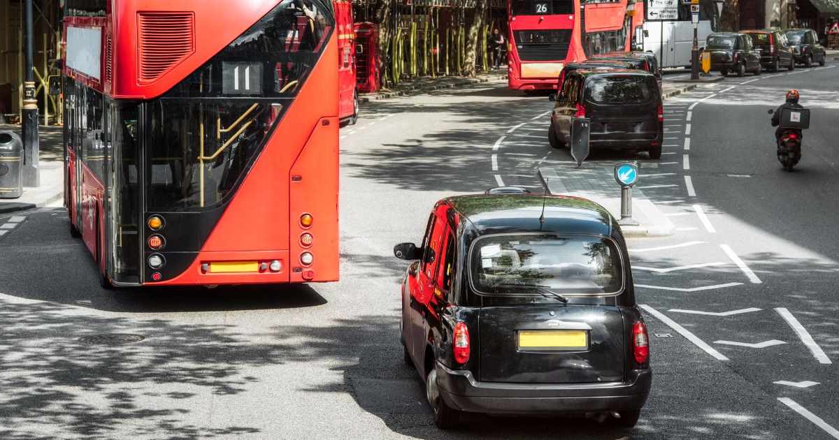 Tribunal britânico julga o caso de um acidente fatal envolvendo um carro elétrico que, segundo o motorista, teria acelerado “por conta própria".