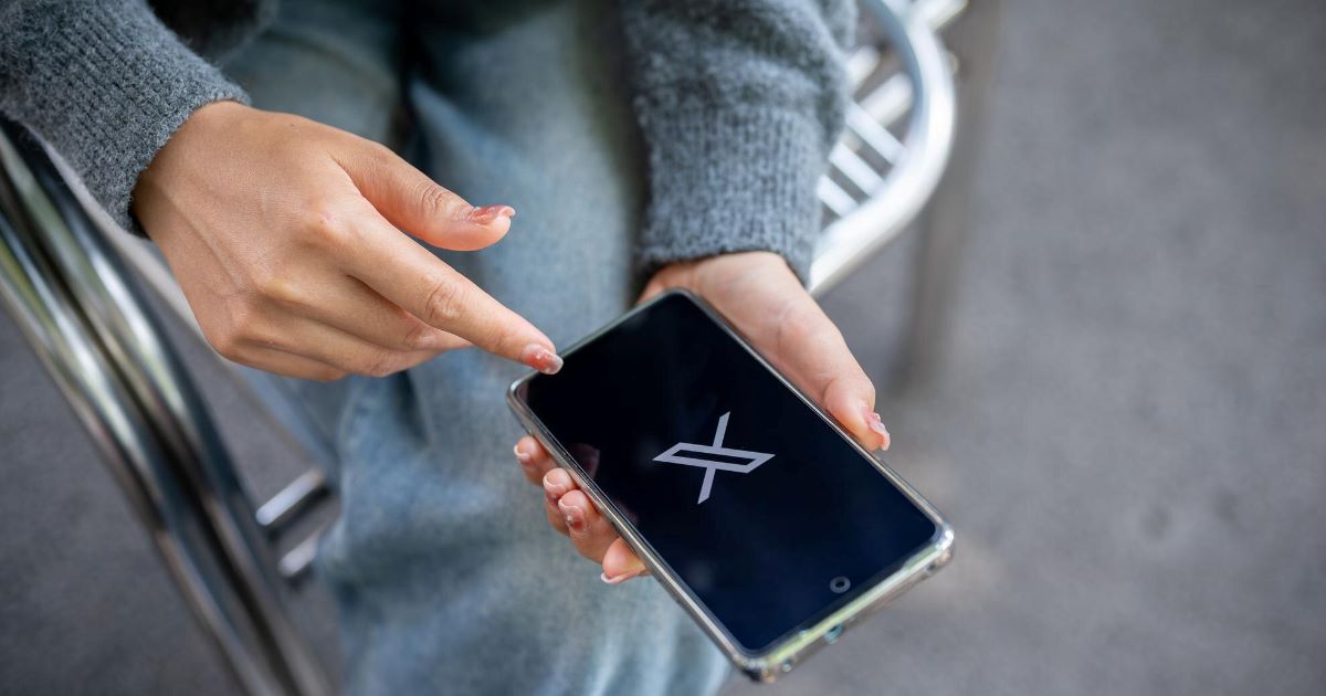 Nas últimas semanas, diversos usuários relataram que imagens foram manipuladas pela IA da rede X para a criação de conteúdos eróticos sem autorização.