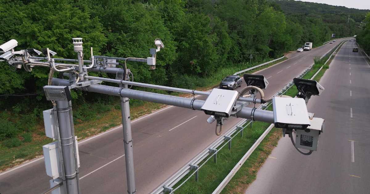 A IA vem sendo empregada para identificar infrações de trânsito, como motoristas que dirigem sem cinto de segurança ou manuseando o celular.