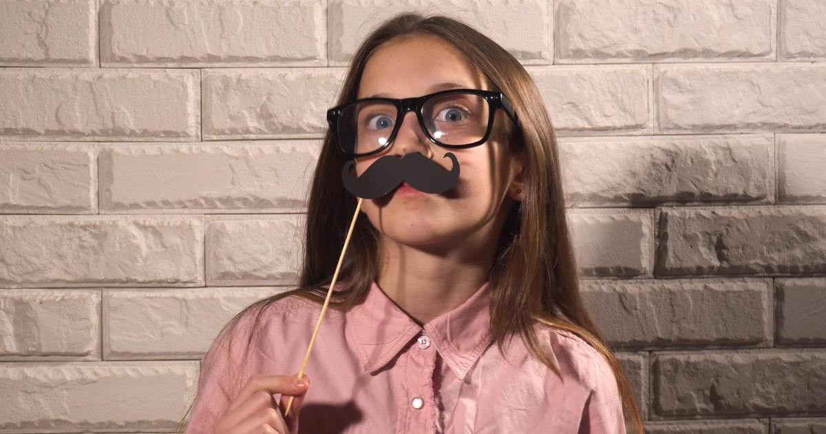 Sistema virou alvo de memes, protestos e críticas após usuários mostrarem formas simples de burlar a checagem.