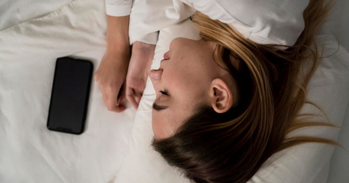 Especialistas chamam atenção para os impactos desse costume, que vão além da sensação de cansaço ao longo do dia.