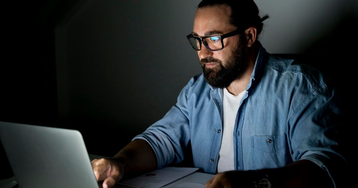 A escassez de profissionais de TI no Brasil deixou de ser apenas um problema de recrutamento e passou a influenciar a operação das empresas.