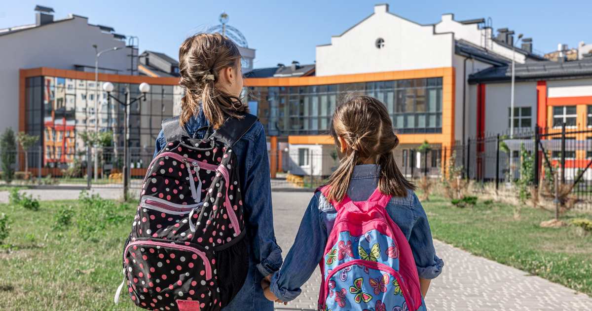 A medida é semelhante ao que foi feito no Brasil, que baniu os celulares nas escolas nacionalmente desde o início do ano passado.