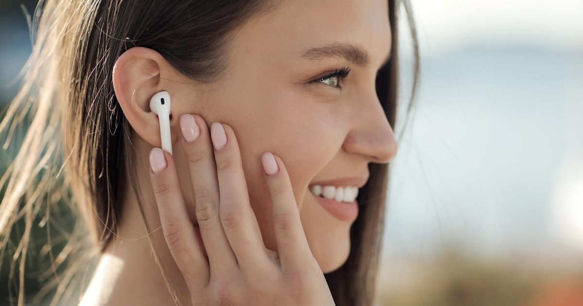 Vídeos nas redes sociais levantaram um alerta sobre o uso de fones de ouvido Bluetooth e um suposto risco de surgimento de nódulos na tireoide.