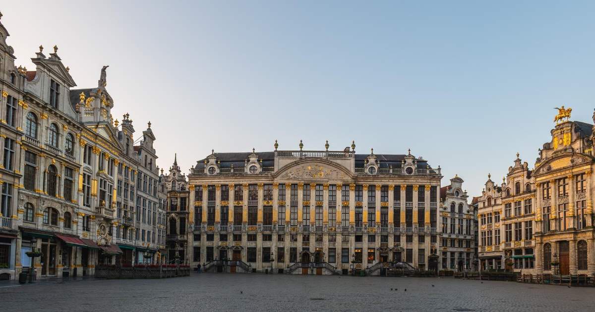 O esquema envolve o uso de e-mails, ligações telefônicas e vídeos produzidos com auxílio de inteligência artificial.