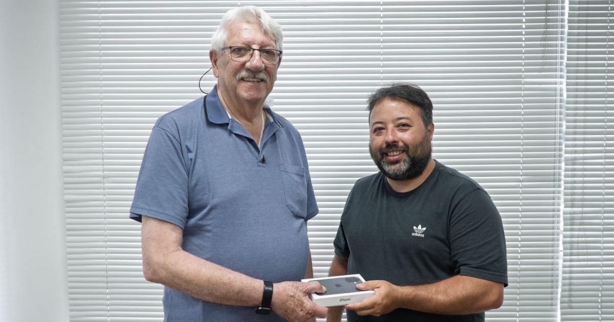 Luiz Fernando Greto foi um dos sorteados e recebeu o prêmio das mãos do vice-presidente do sindicato, José Gustavo Oliveira Netto.