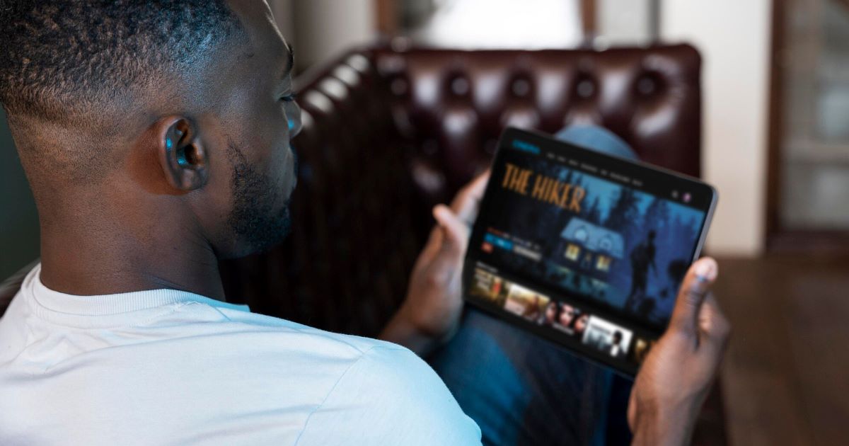 A Netflix confirmou que está, de fato, entrando em contato com assinantes brasileiros para solicitar informações como CPF e CEP.