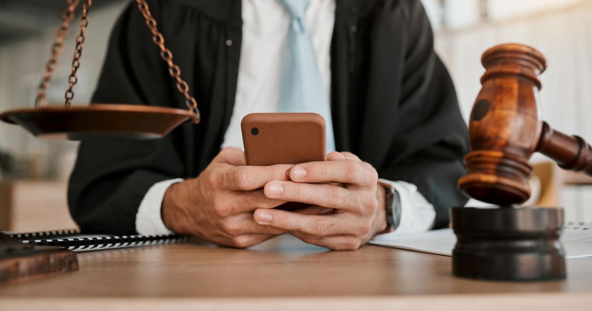 Meta, TikTok e YouTube começam a ser julgadas em um processo que acusa as empresas de contribuírem para uma crise de saúde mental.