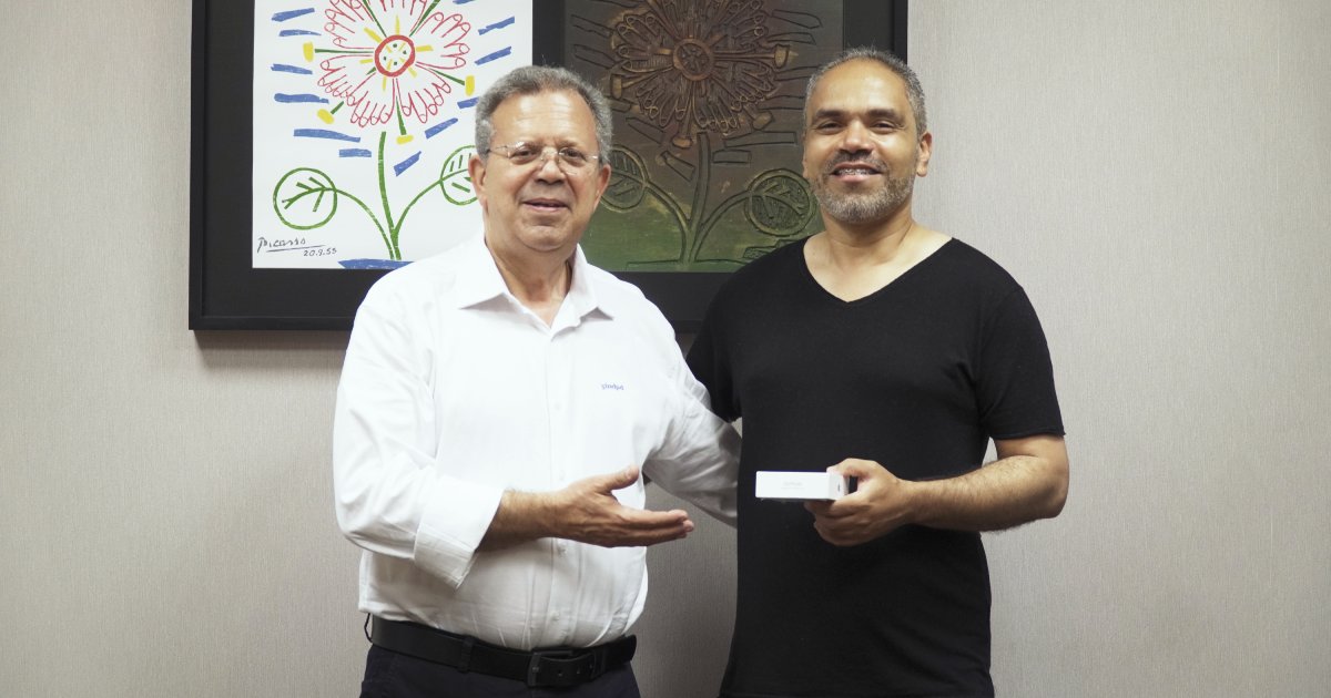 Marcos Santos Ferreira foi um dos sorteados de dezembro e recebeu o prêmio das mãos do diretor Joel Chnaiderman.