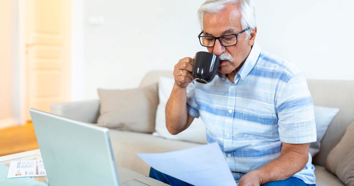 Para auxiliar os segurados, o INSS disponibiliza um simulador de aposentadoria, acessível pelo site e pelo aplicativo Meu INSS.