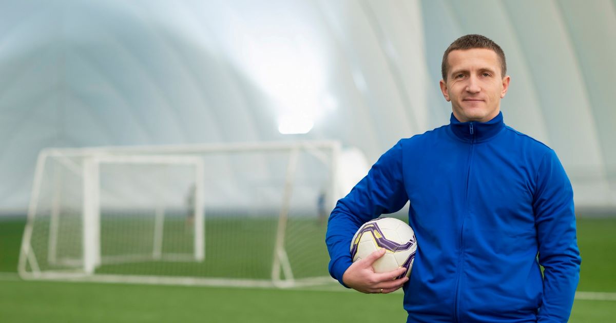 Um dirigente de um clube de futebol da Rússia acusou um ex-treinador da equipe de recorrer à IA em diversas decisões do dia a dia do clube.