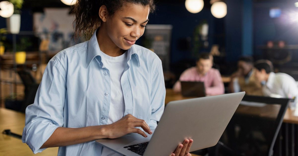 A expectativa é que, em 2026, normas e regulações sobre IA se tornem mais rigorosas, exigindo atenção redobrada das empresas.