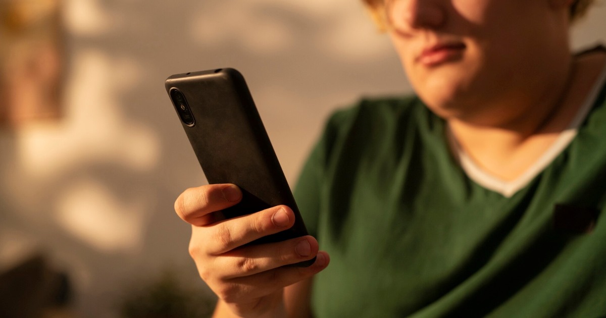 Com interface que lembra uma combinação de Instagram e X, a rede UpScrolled alcançou a 4ª colocação no ranking de mais baixados da App Store.