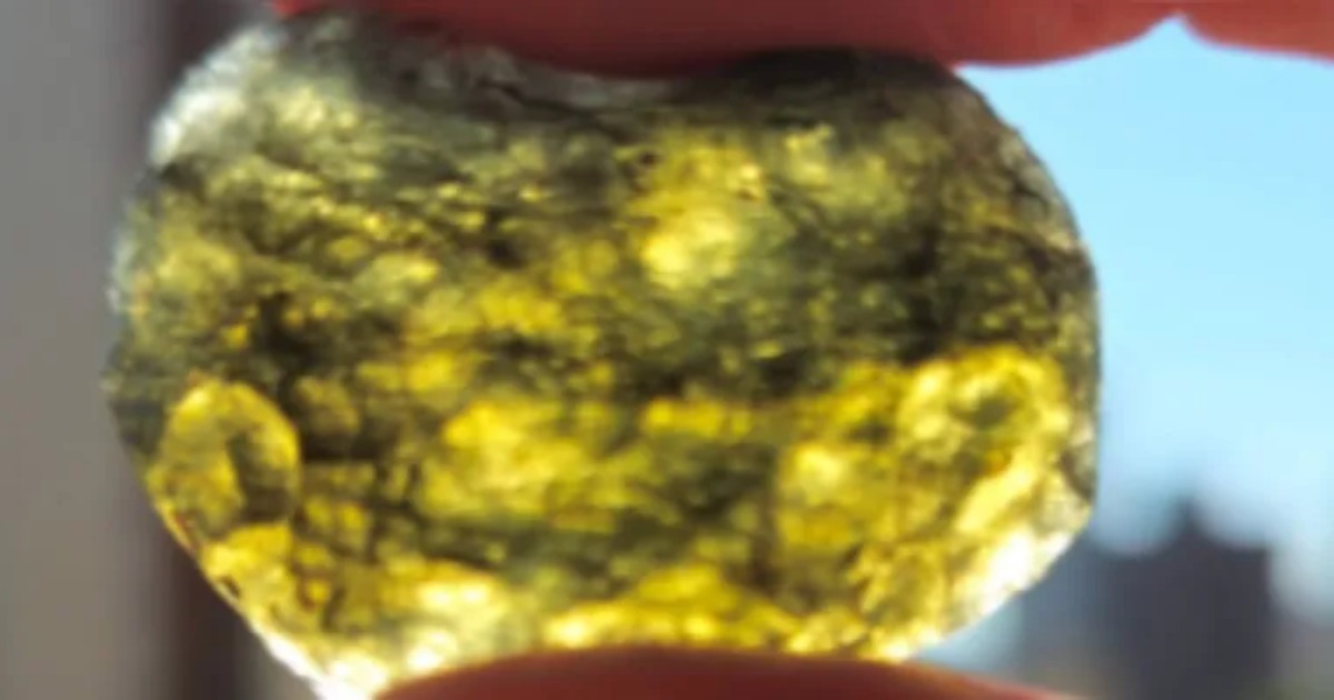 Um objeto vindo do espaço atingiu o território brasileiro e deixou como vestígio fragmentos de vidro de origem extraterrestre.