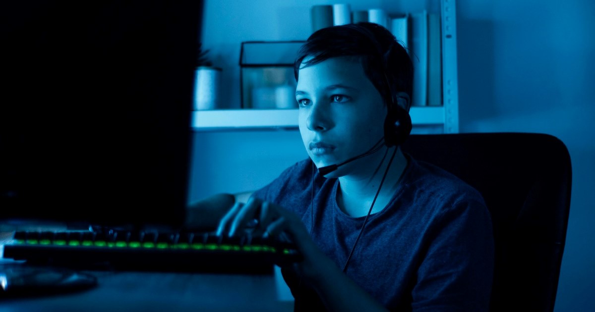 Depois de instalado, o malware garante sua execução automática sempre que o sistema é iniciado e exibe mensagens falsas de erro para enganar o usuário.