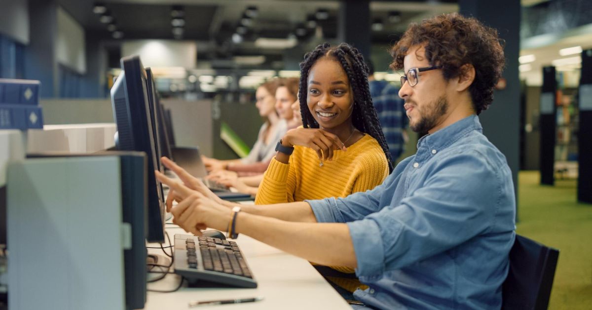 Estudo indica que a redução da jornada semanal de 44 para 36 horas pode resultar na criação de até 4,5 milhões de empregos no Brasil.