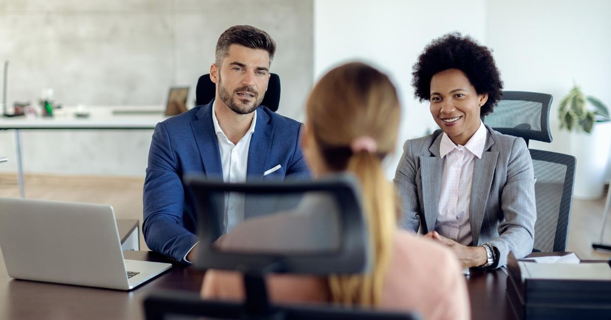 Aquecimento do mercado impulsiona oportunidades em tecnologia, dados, desenvolvimento e capacitação profissional