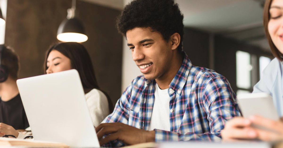 O TCU identificou avanços na governança e na gestão de TI nas universidades federais, mas fez um alerta sobre a escassez de profissionais.