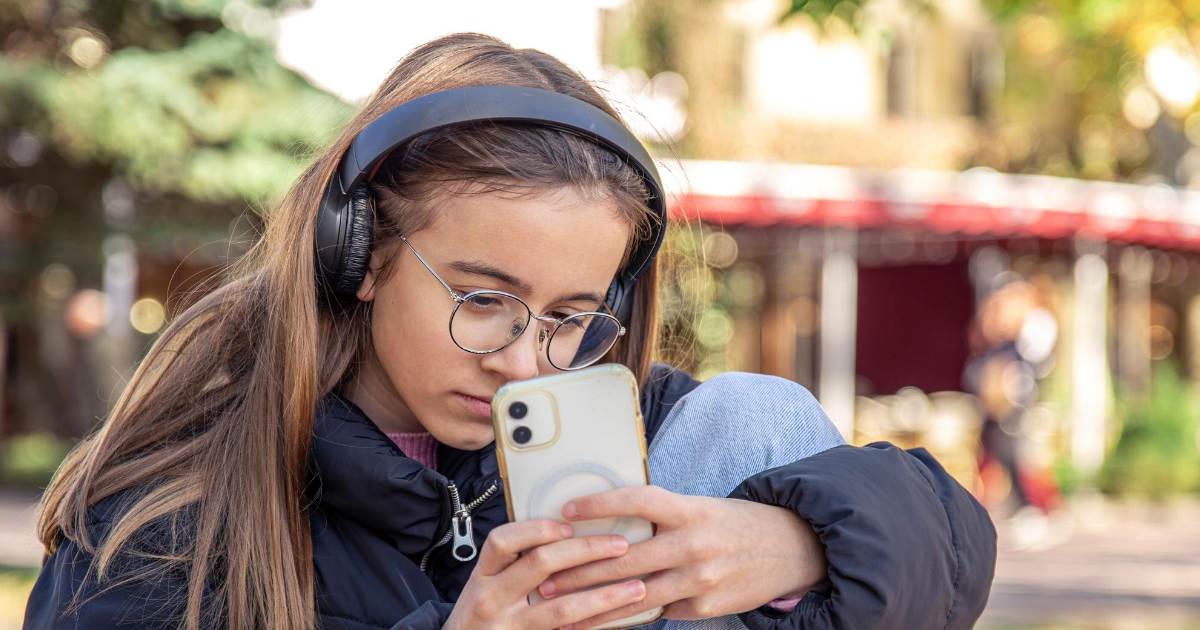 A Espanha estuda proibir o uso de redes sociais por menores de 16 anos e pretende exigir sistemas eficazes de verificação de idade.