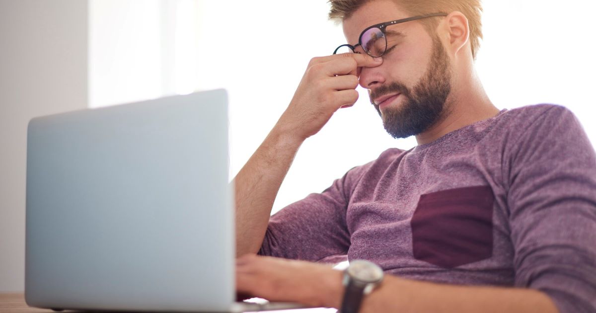 A tecnologia, que prometia facilitar tarefas e otimizar rotinas, passou a ocupar espaços onde muitos usuários sequer pediram sua presença.