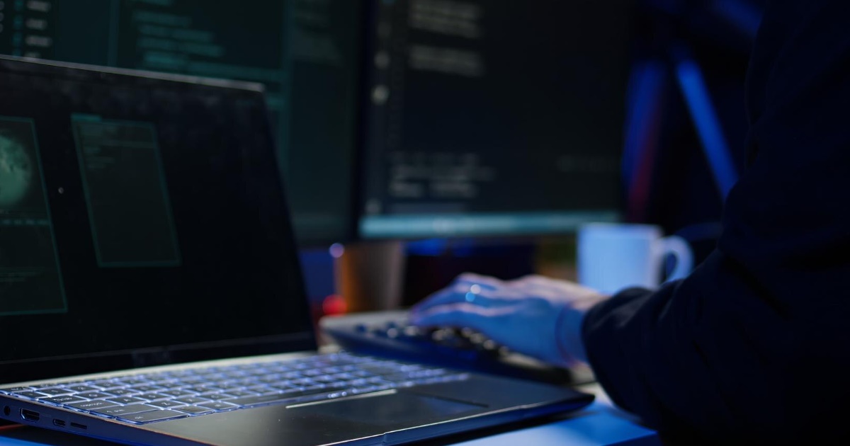 De acordo com dados da Central Nacional de Denúncias de Crimes Cibernéticos, foram registradas 87.689 denúncias únicas em 2025.