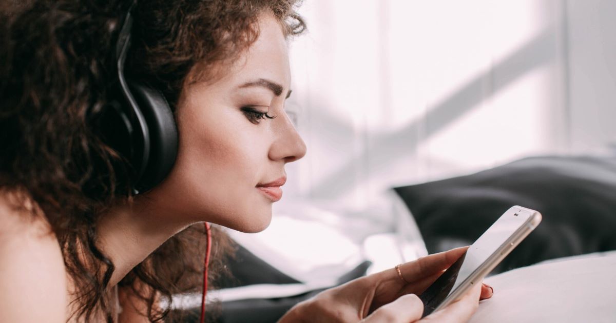 A Alphabet, controladora do Google, e a Apple estão integrando recursos de IA voltados à música em seus principais aplicativos de consumo.