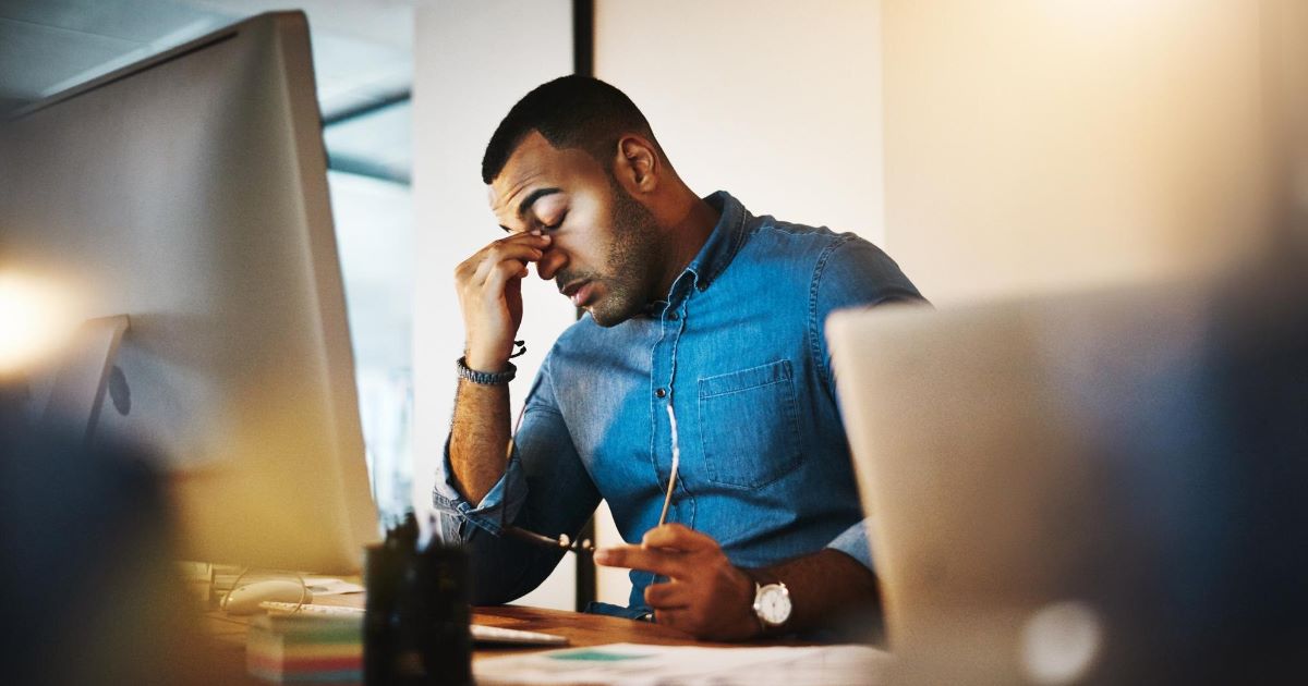 Levantamento revela que a jornada semanal de 44 horas ainda é realidade para 70% dos trabalhadores no país.