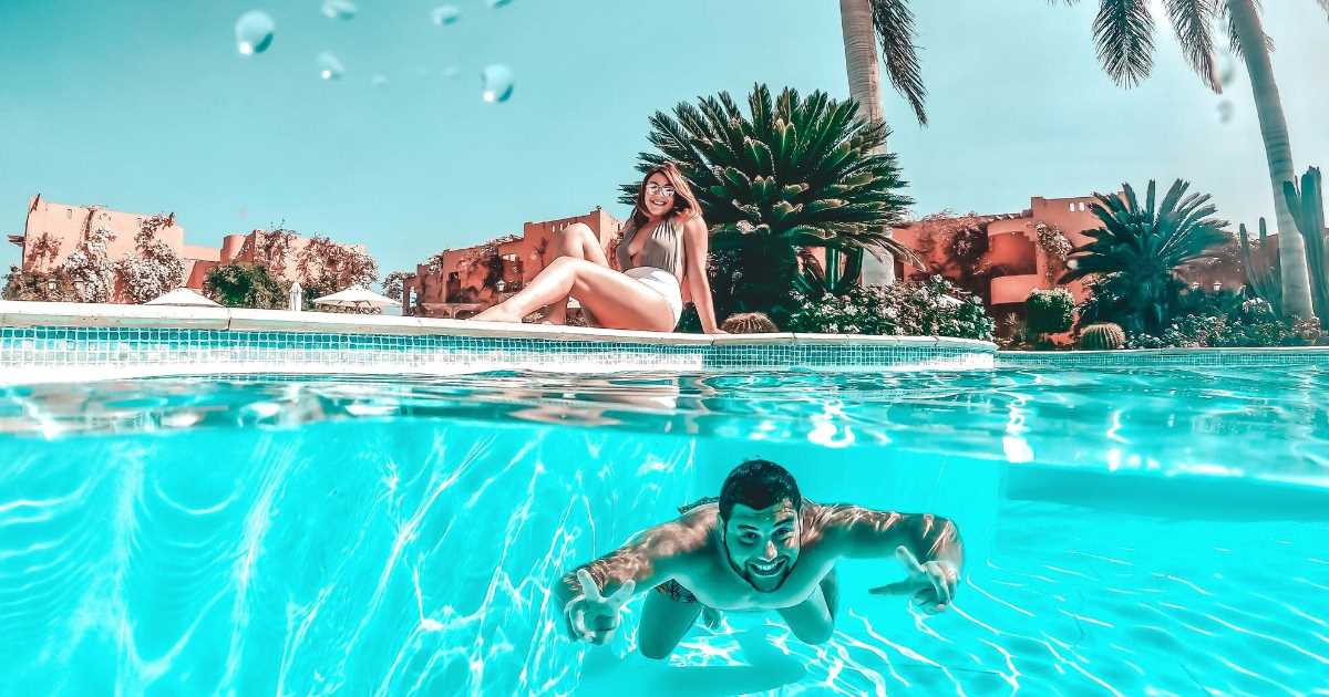 O suspeito utilizava seus conhecimentos técnicos para burlar sistemas de reservas e se hospedar em hotéis de luxo pagando um centavo de euro.