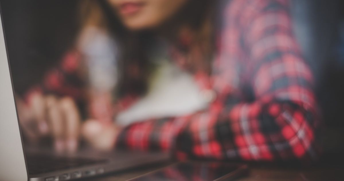 Discurso de ódio, golpes virtuais e cyberbullying estão entre as situações de risco mais relatadas por adolescentes no ambiente digital.