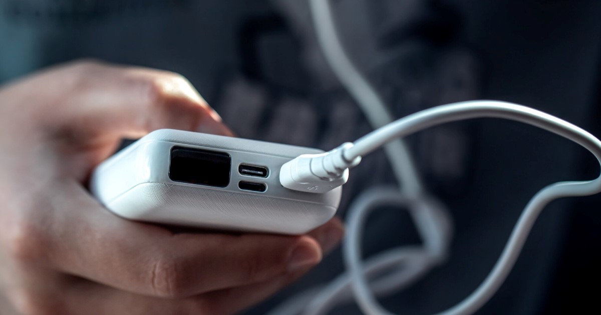 Um voo da Latam, de São Paulo com destino a Brasília, precisou desviar a rota nesta quinta-feira (29) após a explosão de um powerbank a bordo.