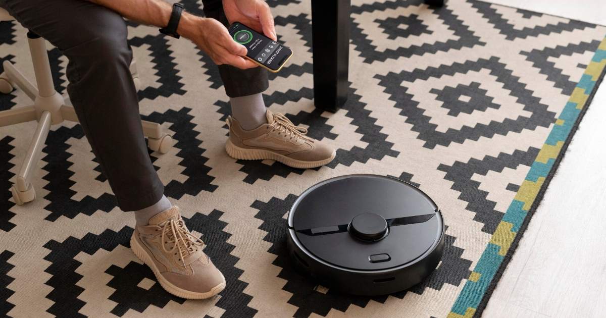 O especialista em inteligência artificial Sammy Azdoufal descobriu, por acaso, uma falha de segurança no robô aspirador DJI Romo.