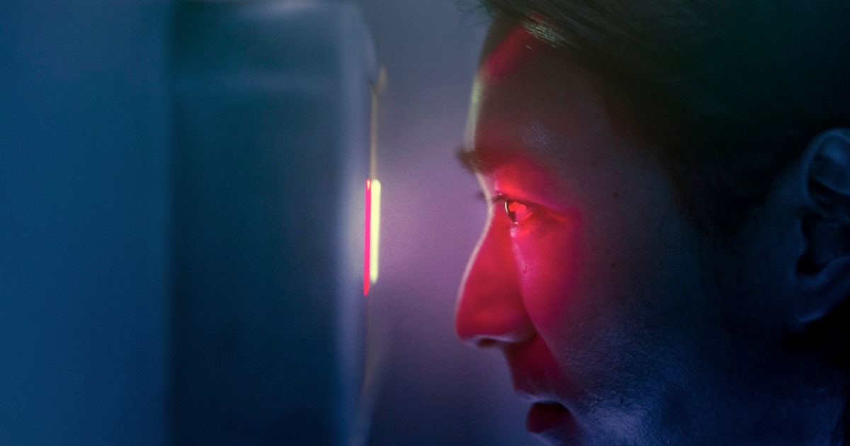 Iniciativa de Sam Altman, da OpenAI, amplia presença física em diversos pontos dos EUA em parceria com varejistas.