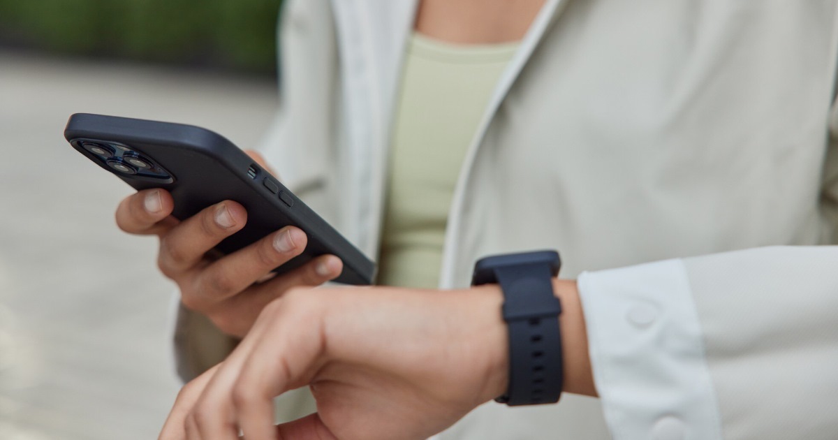 Estudo indica que smartwatches podem expor informações sensíveis por meio de emissões eletromagnéticas geradas pelo próprio aparelho.