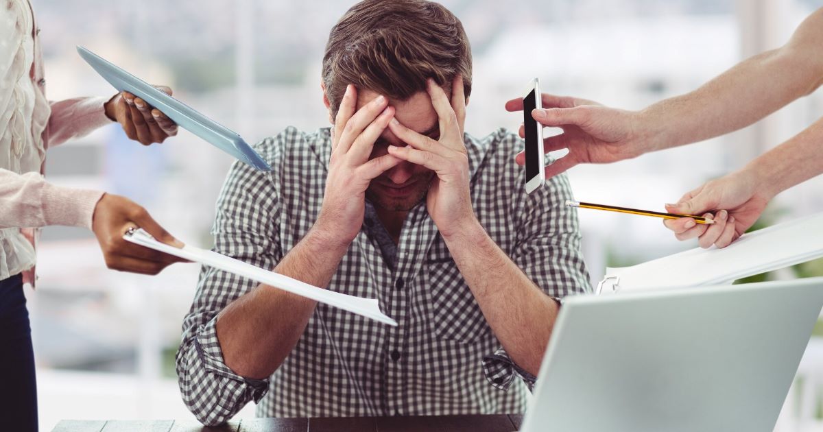 A maioria dos trabalhadores no Brasil trabalham em um contexto marcado por cobranças elevadas, excesso de demandas e sensação de desvalorização.