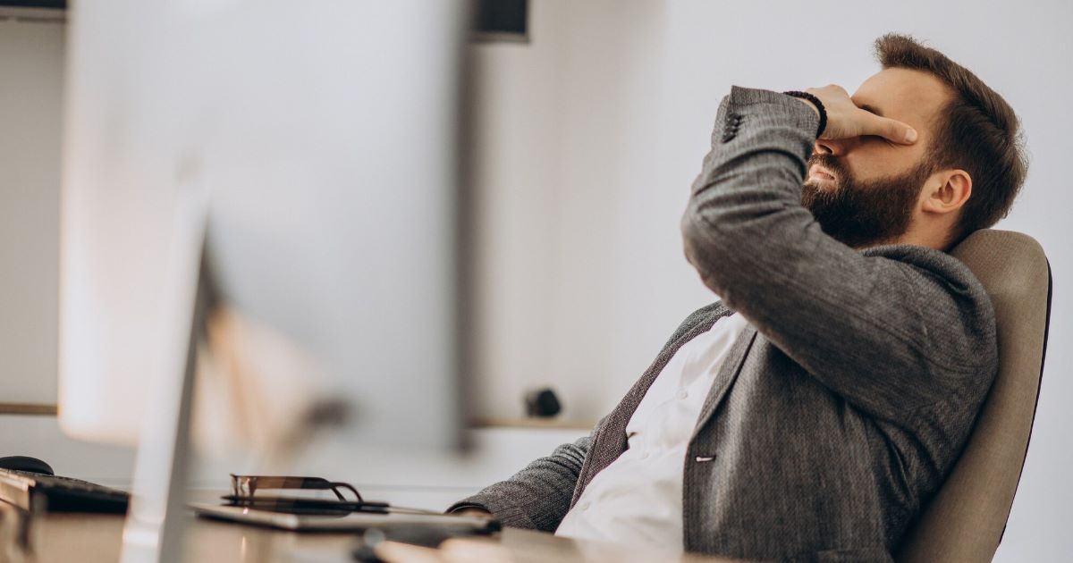 O uso de ferramentas de IA generativa no ambiente corporativo pode estar associado ao aumento da sobrecarga e do risco de burnout.