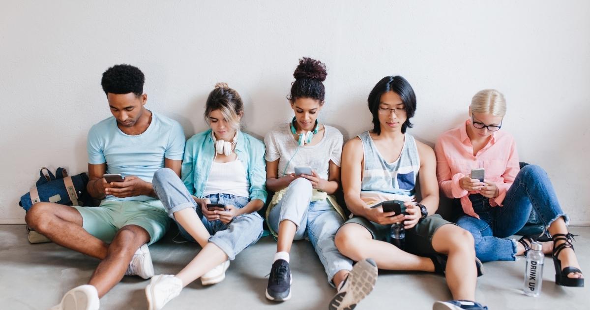 plataformas-digitais-viciam-cigarro-diz-executivo