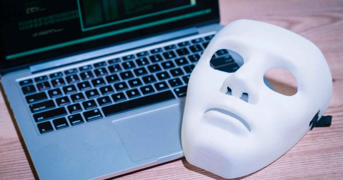 O homem teria realizado 38 tentativas de falsificação para se passar por 30 pessoas diferente (Foto: Reprodução/Magnific)