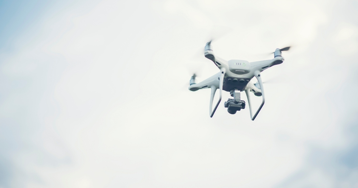escolas-drones-com-spray-de-pimenta
