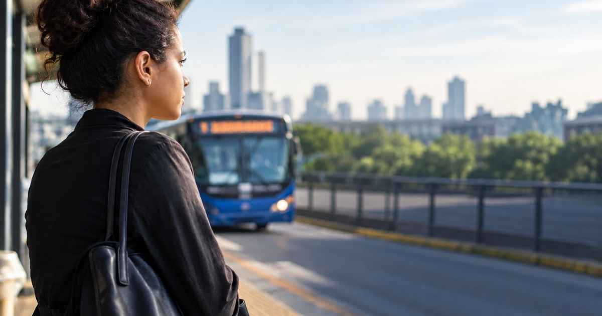 O impacto da mobilidade na vida profissional não se limita à recusa de oportunidades (Foto: Imagem gerada por IA/ChatGPT)